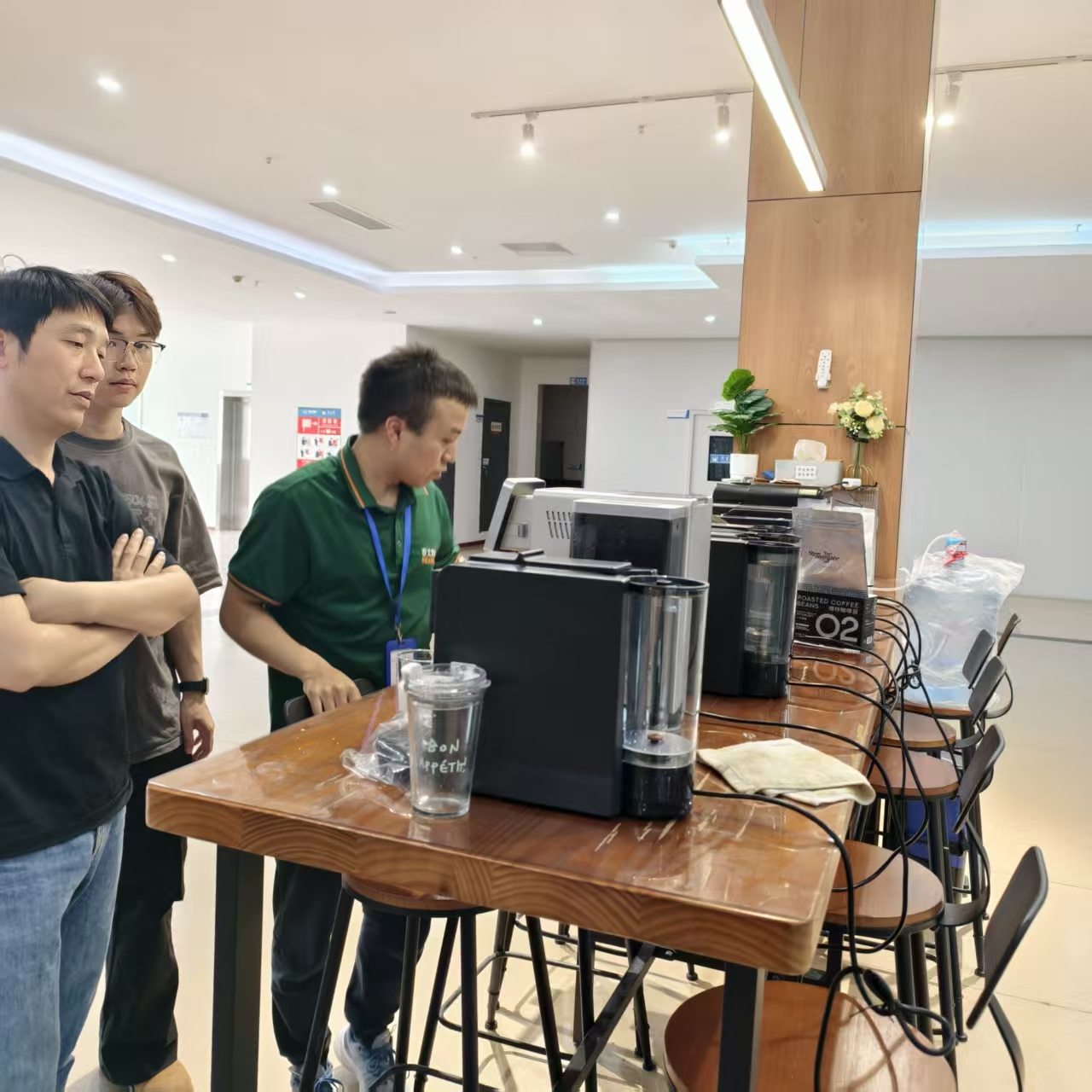 Aosom E-COMMERCE INC. General Manager Tang besucht Seaver und inspiziert die vollautomatische Kaffeemaschine SV205