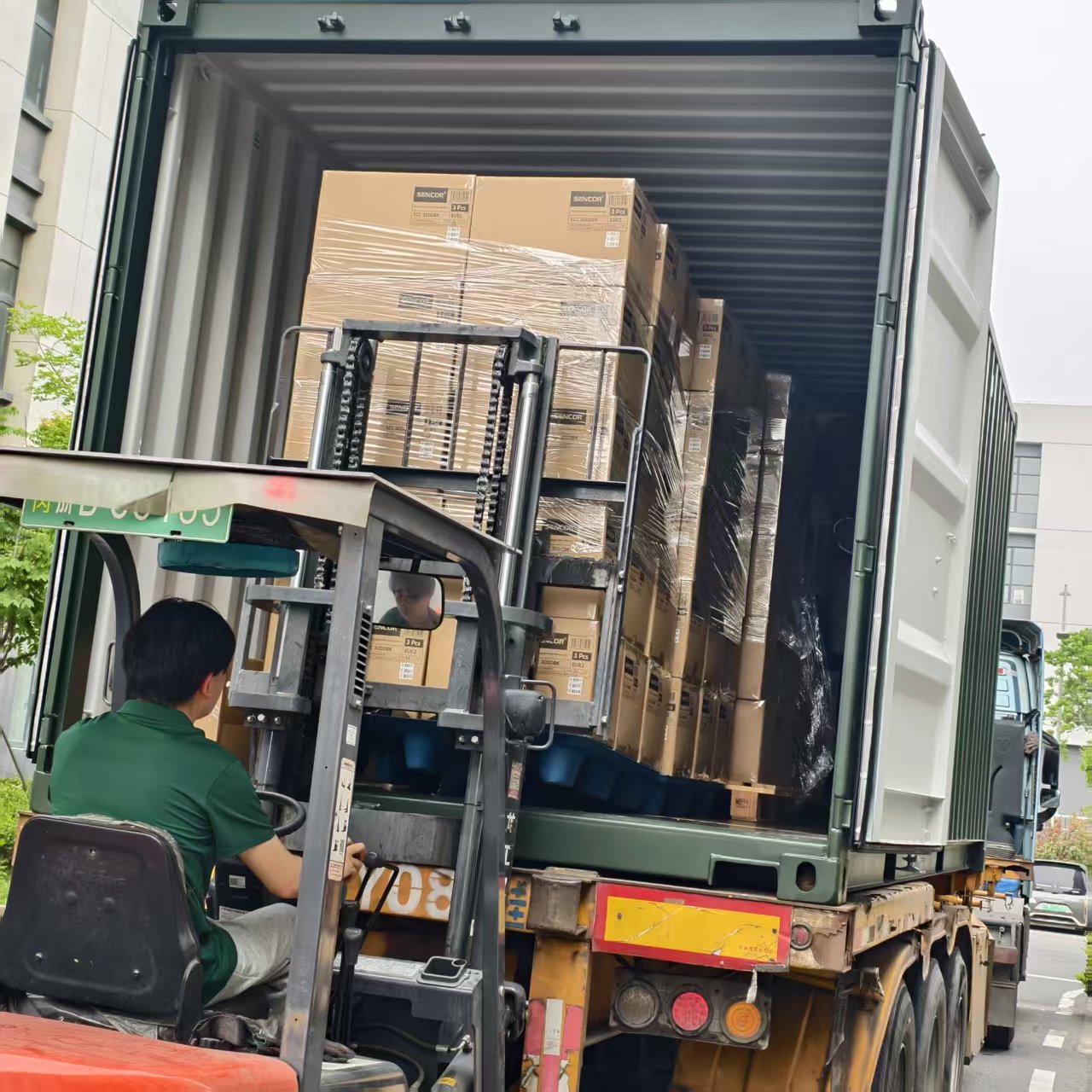 Wie gewährleistet eine professionelle Kaffeemaschinenfabrik einen sicheren und pünktlichen Containerversand für globale Käufer?