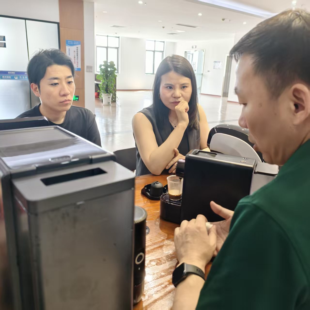 Warum besuchte ein japanischer Kunde SEAVER wegen fortschrittlicher automatischer Kaffeemaschinen und tragbarer Kaffeemaschinen?